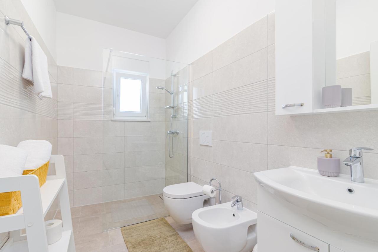 Apartment Mirjana 2 *